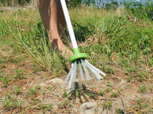 Load image into Gallery viewer, Long-Handled Critter Catcher